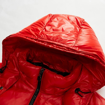 Rote Daunenjacke mit Kapuze, glänzend, Wintermode, warme Oberbekleidung, Reißverschluss.