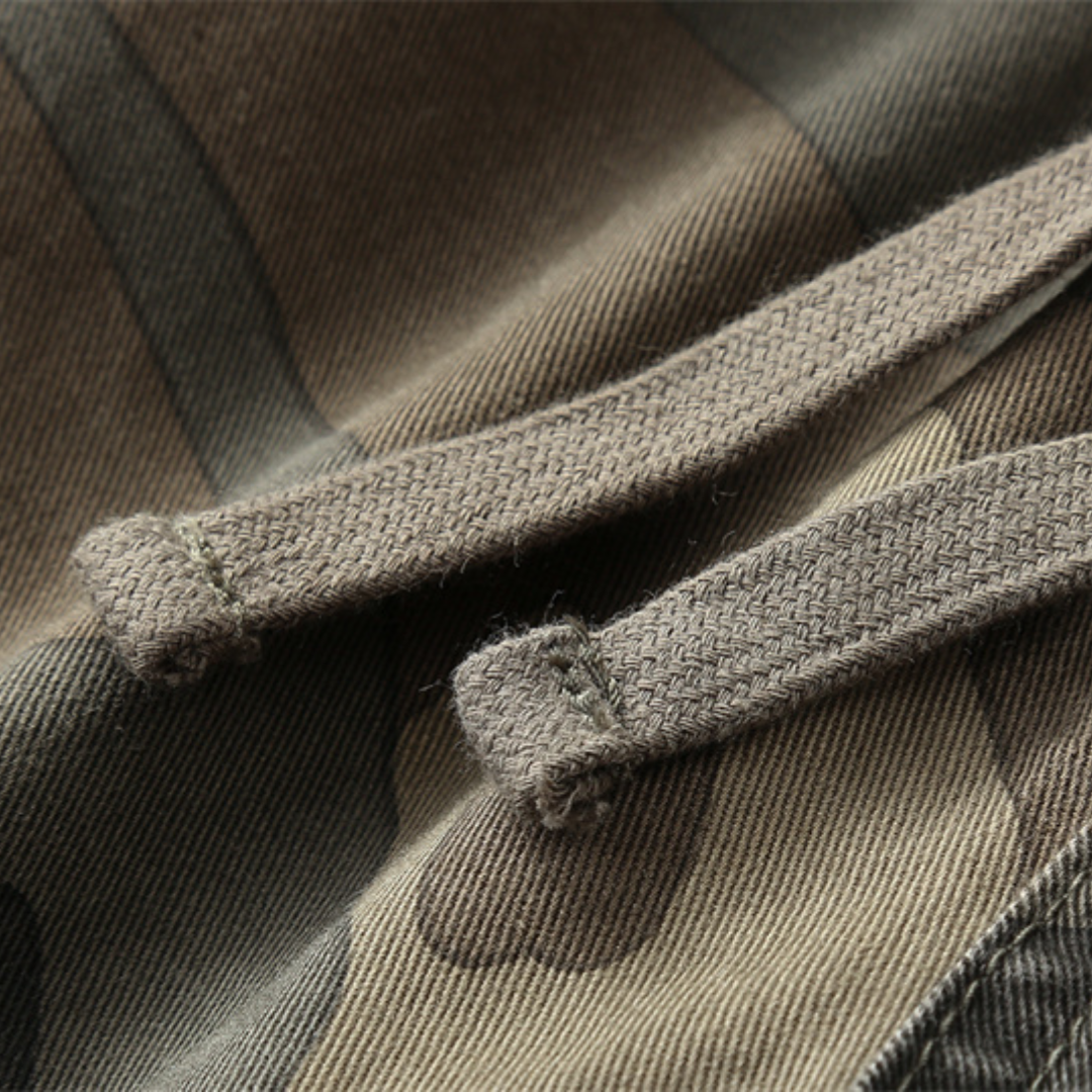 Camouflage-Muster Stoff mit Kordelzug, Nahaufnahme, grün-braun, Textilmaterial.