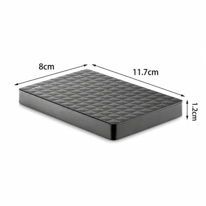 Hårddisken liggande med måttpilar som visar 8 cm bredd, 11,7 cm längd och 1,2 cm tjocklek 6