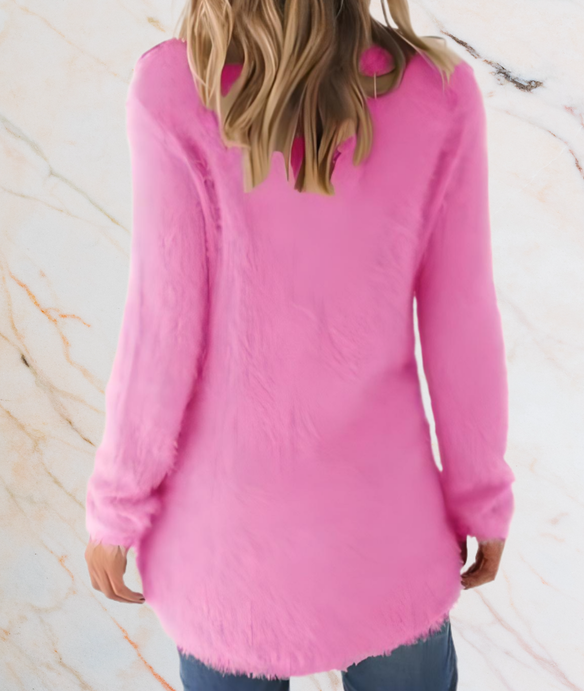 Frau in rosa Kunstpelz-Pullover, Rückansicht, modisch, gemütlich, Herbstmode.