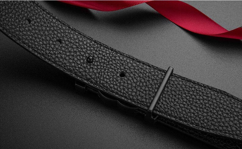 Schwarzer Ledergürtel mit luxuriöser Schnalle, Nahaufnahme, elegante Modeaccessoires.