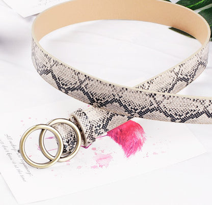 Schlangenledergürtel mit Doppelring, beige, modisch, Damenaccessoire, Designer-Stil.