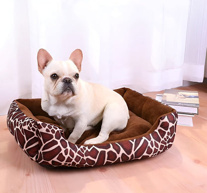Französische Bulldogge im luxuriösen, weichen Plüsch-Haustierbett mit Giraffenmuster.