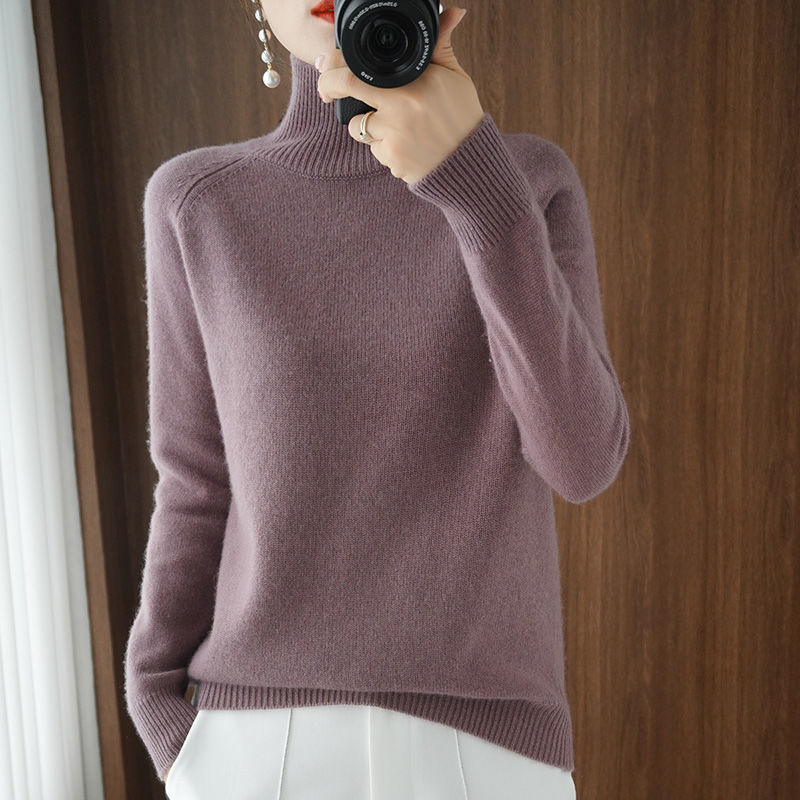 Lila Rollkragenpullover Damen, lange Ärmel, weiches Material, modisch, elegant, Herbstmode.