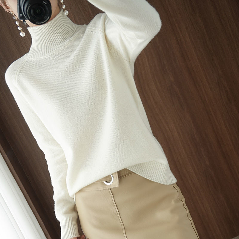 Weiße Rollkragenpullover Damen, lange Ärmel, weiches Material, modisch, elegant, Herbstmode.