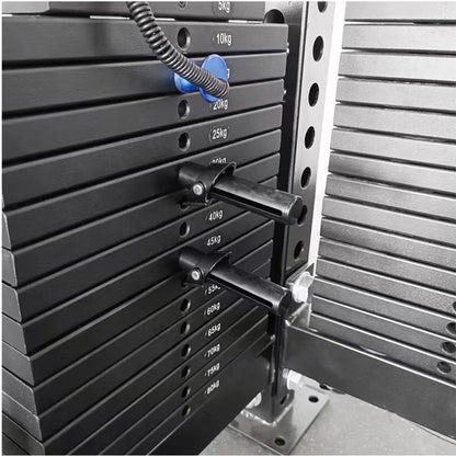 Schwarze Gewichtsstapel mit Steckstiften, Fitnessgerät, Detailansicht, Krafttraining.