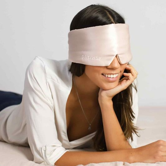 Frau trägt rosa Seiden-Schlafmaske, Drowsy, bequem, luxuriös, Entspannung, Schlafhilfe.