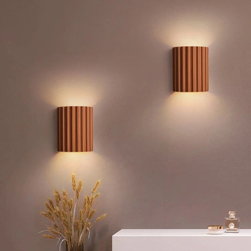 Zwei braune Nordic LED Wandleuchten, geripptes Design, moderne Schlafzimmerbeleuchtung.