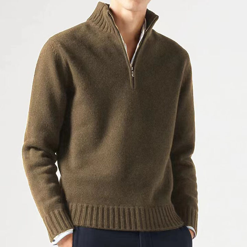 Brauner Herrenpullover mit halbem Reißverschluss, Stehkragen, warm, Herbstmode.