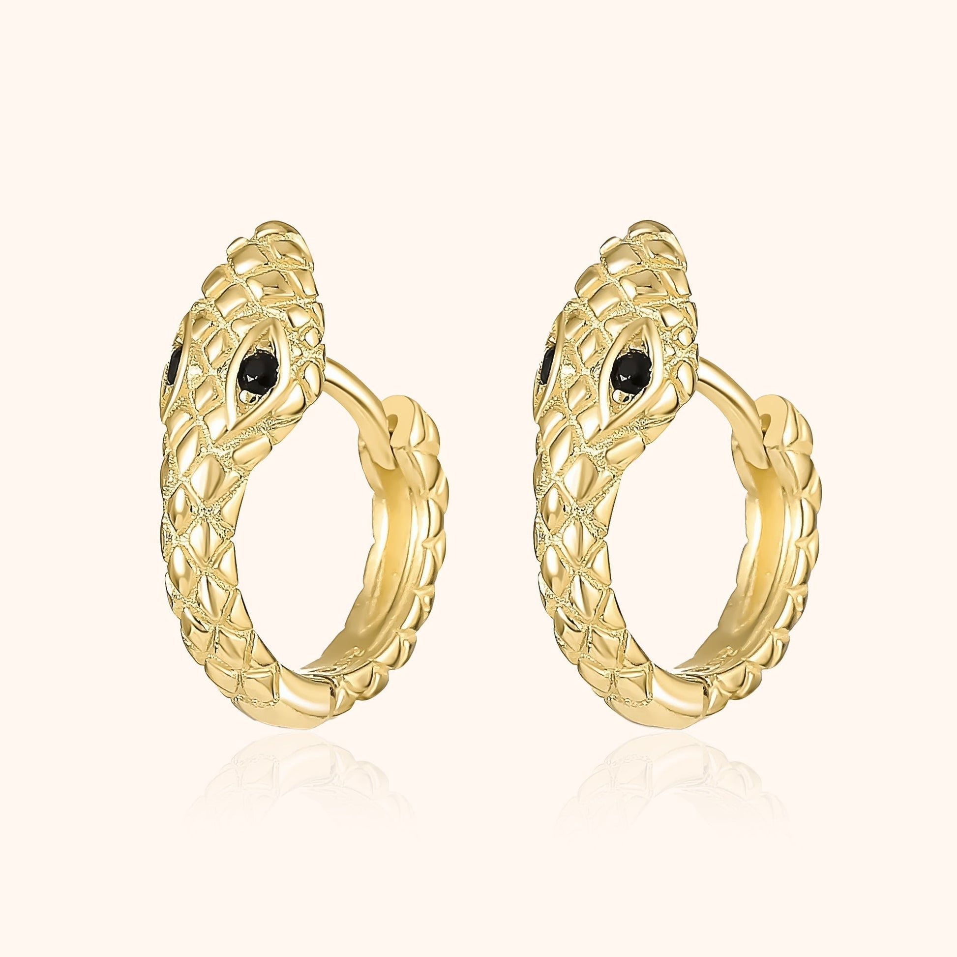 Goldene Schlangen-Ohrringe mit schwarzen Steinen, elegantes Schmuckdesign, luxuriöses Accessoire.