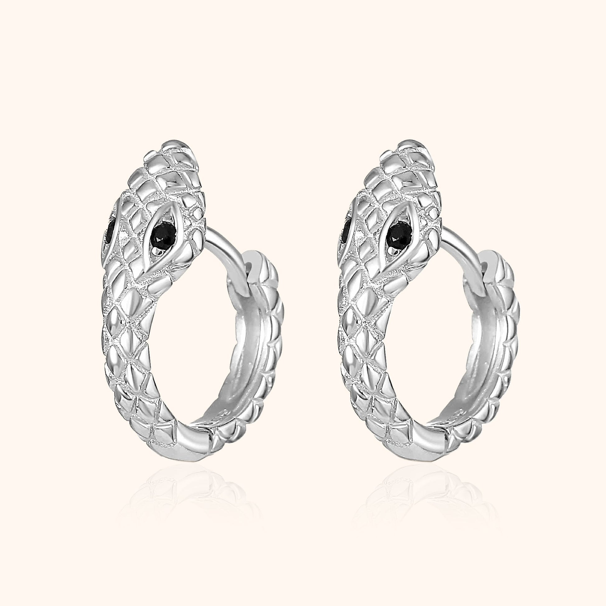 Silberne Schlangen-Ohrringe mit schwarzen Steinen, elegantes Schmuckdesign, modische Accessoires.