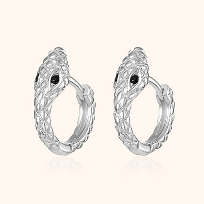 Silberne Schlangen-Ohrringe mit schwarzen Steinen, elegantes Schmuckdesign, modische Accessoires.