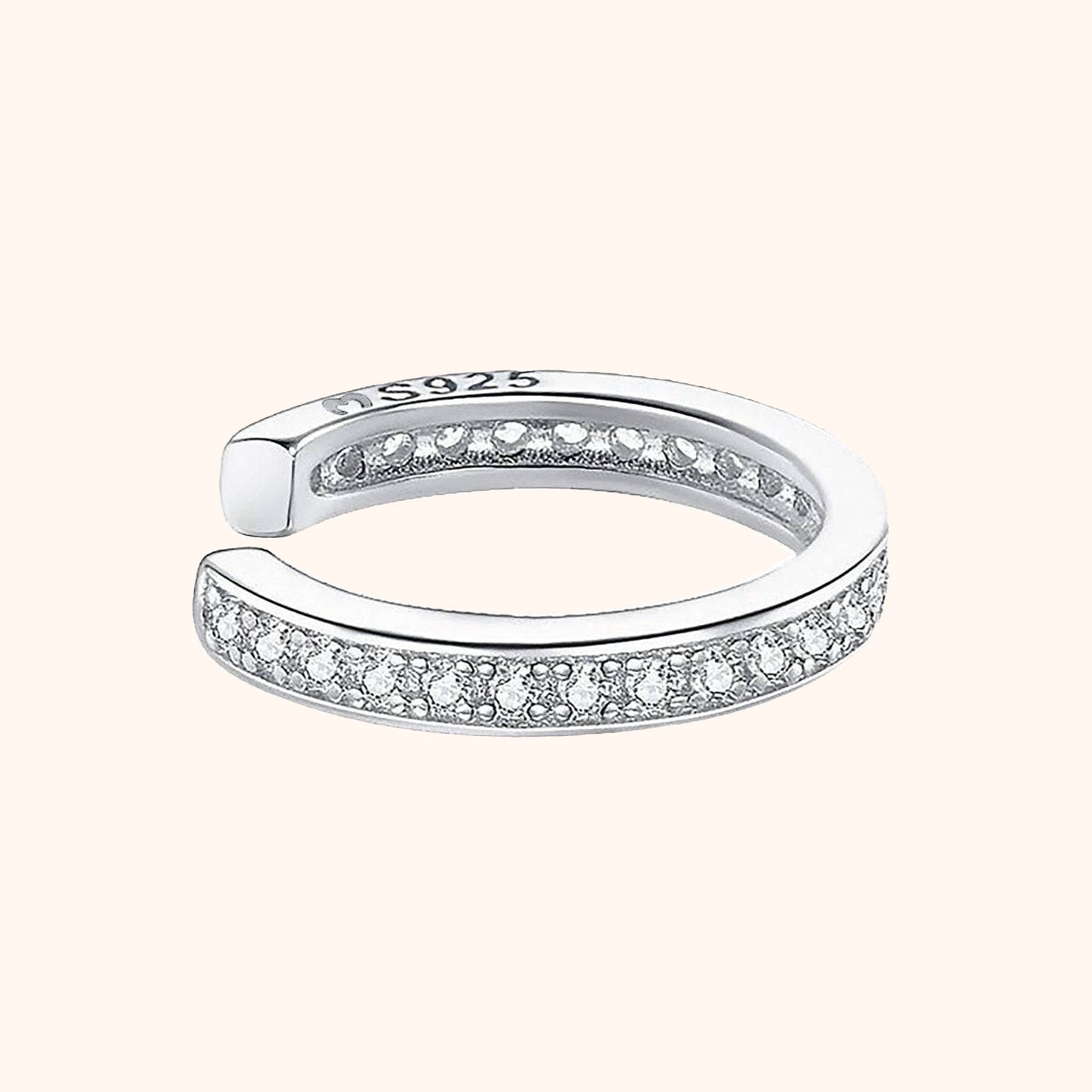 Silberner 925er Ohrclip mit Zirkonia-Steinen, elegantes Schmuckstück, modisches Accessoire.