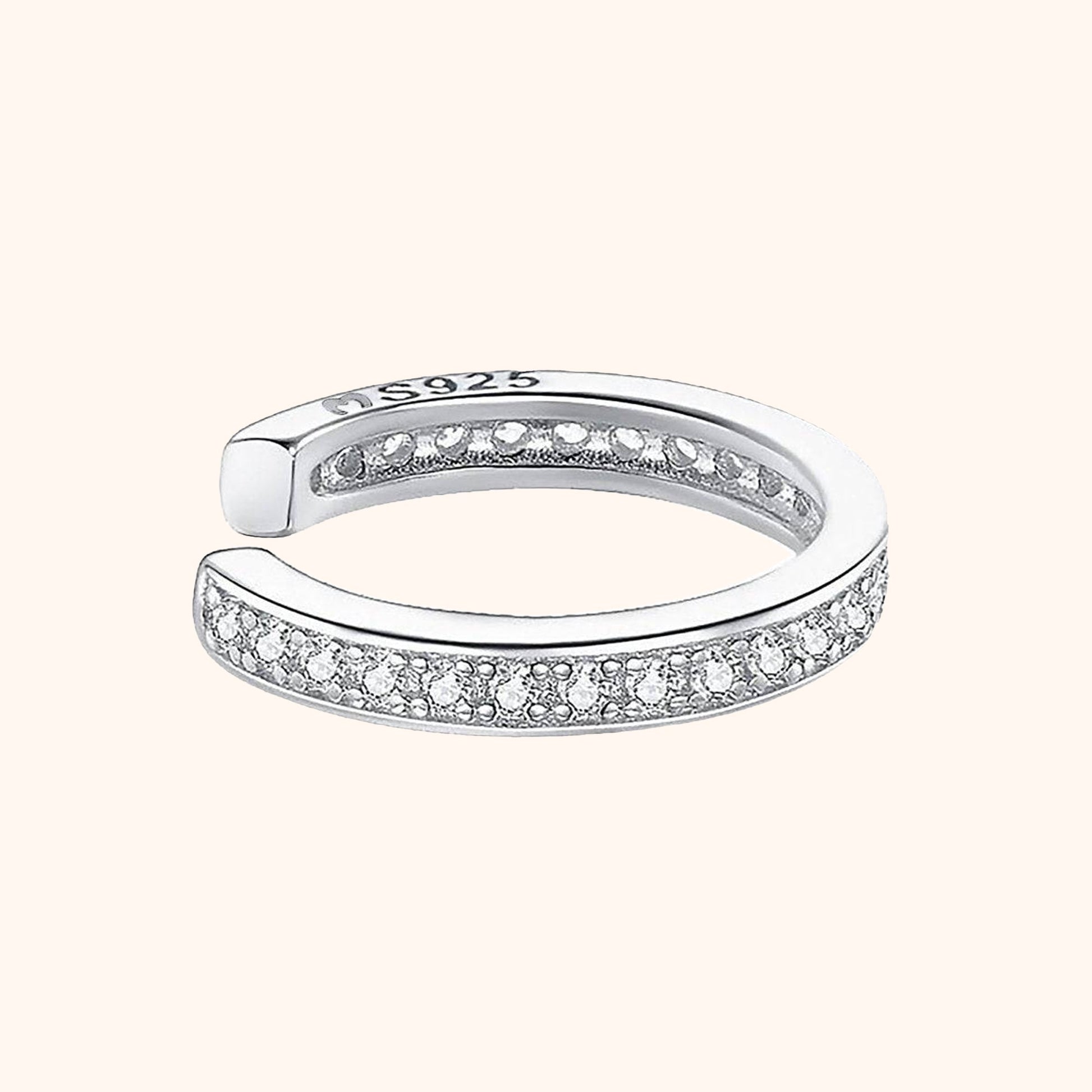 Silberner 925er Ohrclip mit Zirkonia-Steinen, elegantes Schmuckstück, modisches Accessoire.