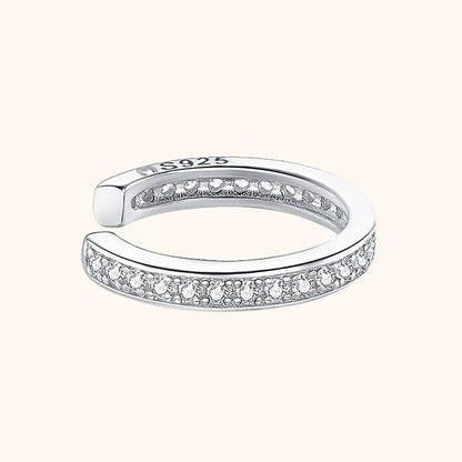Silberner 925er Ohrclip mit Zirkonia-Steinen, elegantes Schmuckstück, modisches Accessoire.