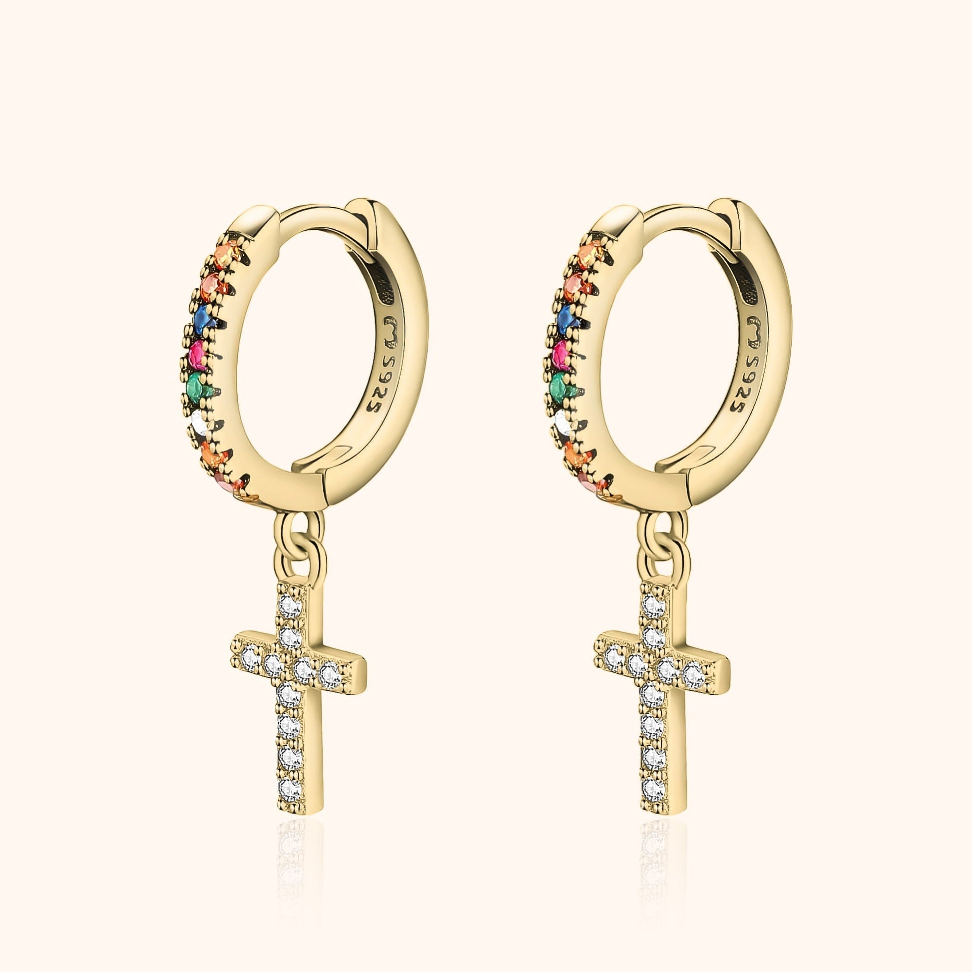 Goldene Creolen mit bunten Steinen und Kreuzanhängern, Damenohrringe, modischer Schmuck.