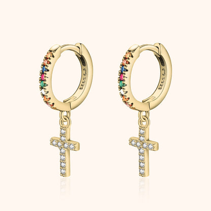 Goldene Creolen mit bunten Steinen und Kreuzanhängern, Damenohrringe, modischer Schmuck.
