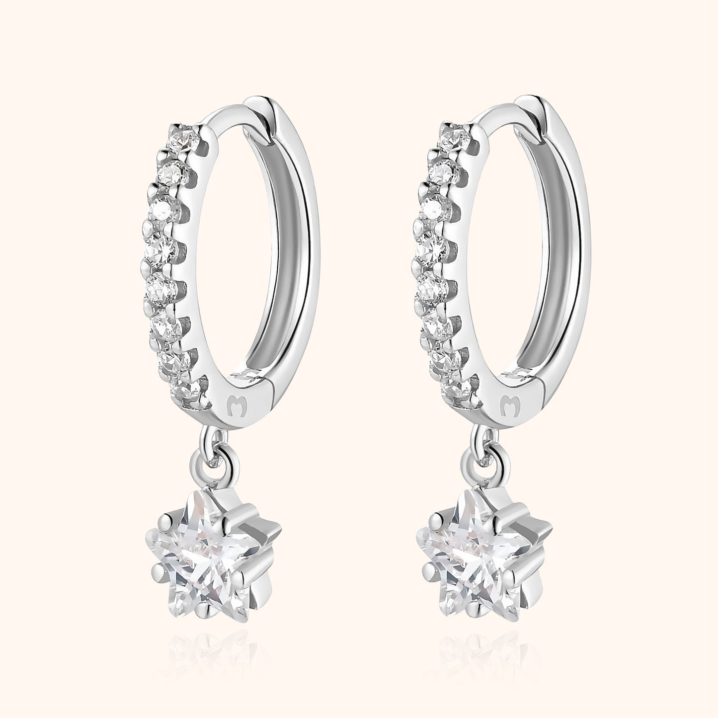 Silberne Creolen mit Zirkonia und Sternanhänger, eleganter Schmuck, Damen Ohrringe.