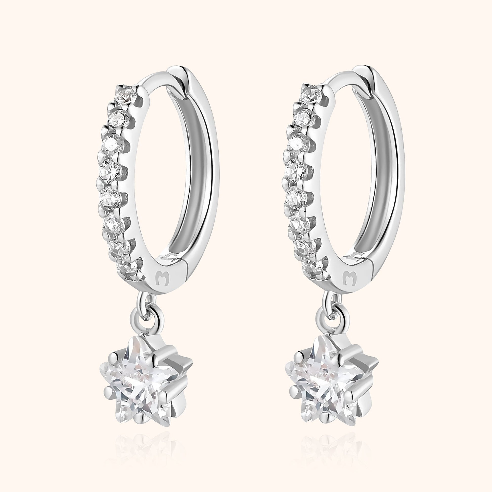 Silberne Creolen mit Zirkonia und Sternanhänger, eleganter Schmuck, Damen Ohrringe.