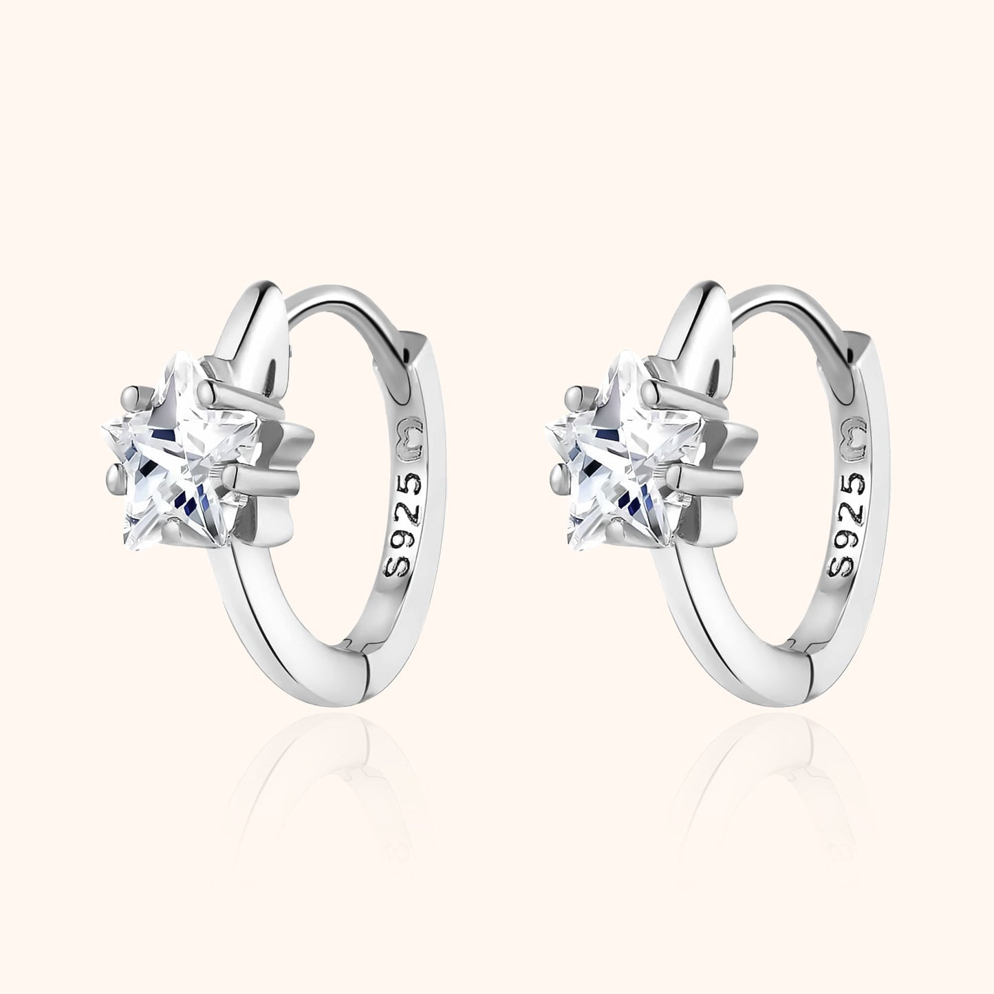 Silberne Creolen mit Sternanhänger, S925, Zirkonia, eleganter Schmuck für Damen.