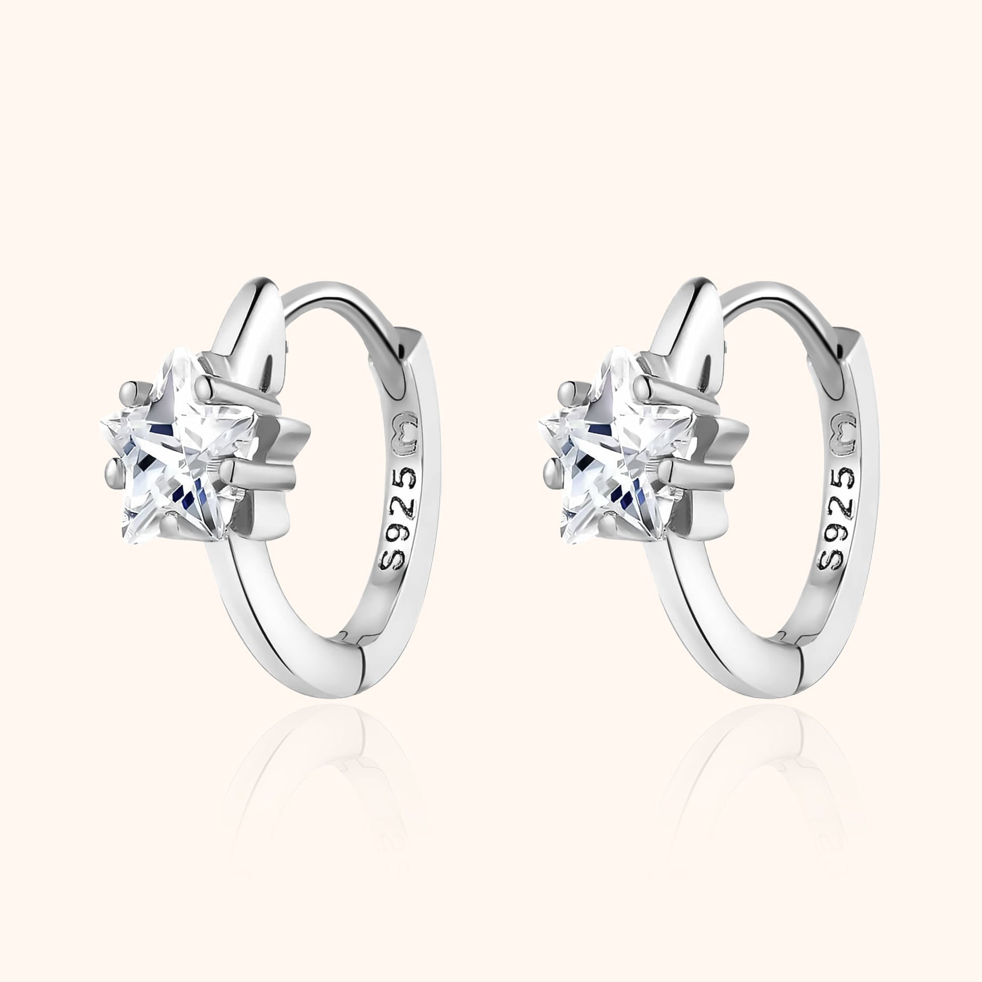 Silberne Creolen mit Sternanhänger, S925, Zirkonia, eleganter Schmuck für Damen.