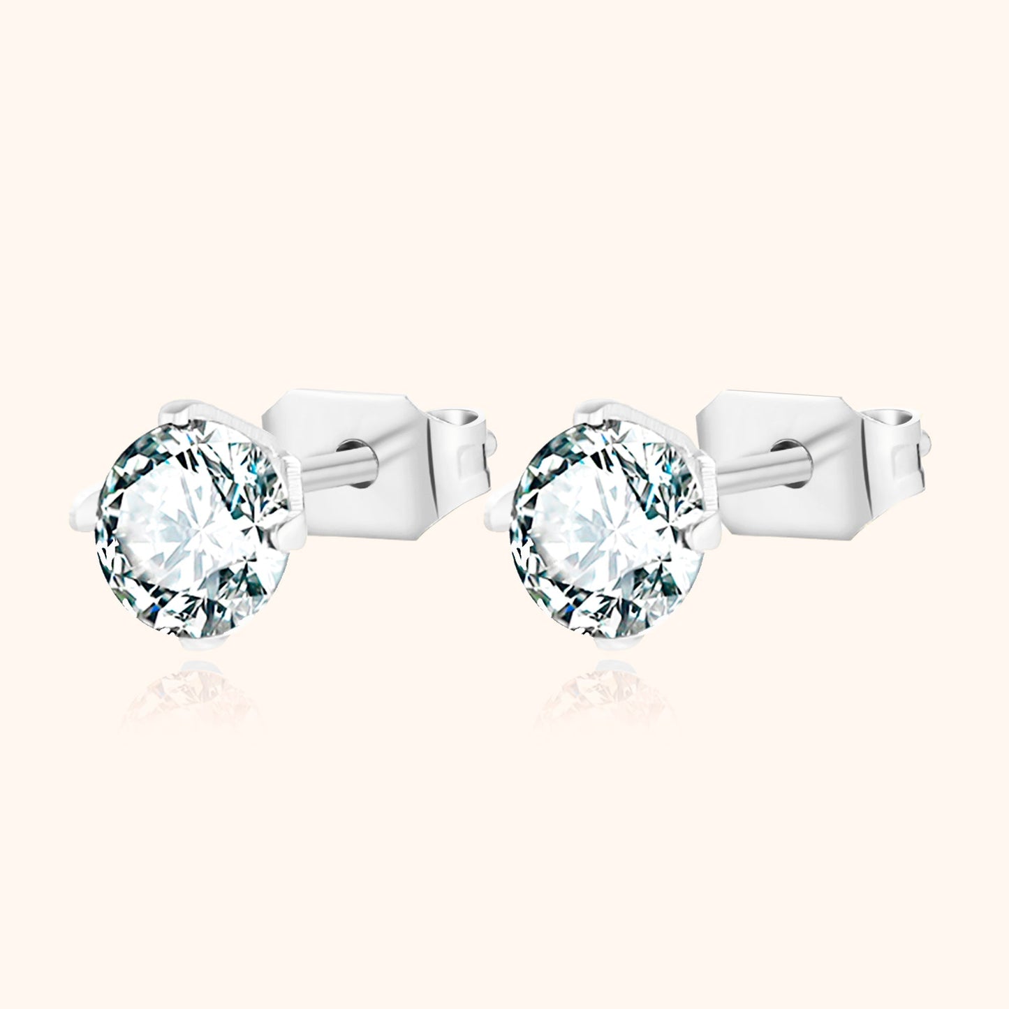 Silberne Ohrstecker mit klaren Zirkonia-Steinen, eleganter Schmuck, Damen-Accessoire.