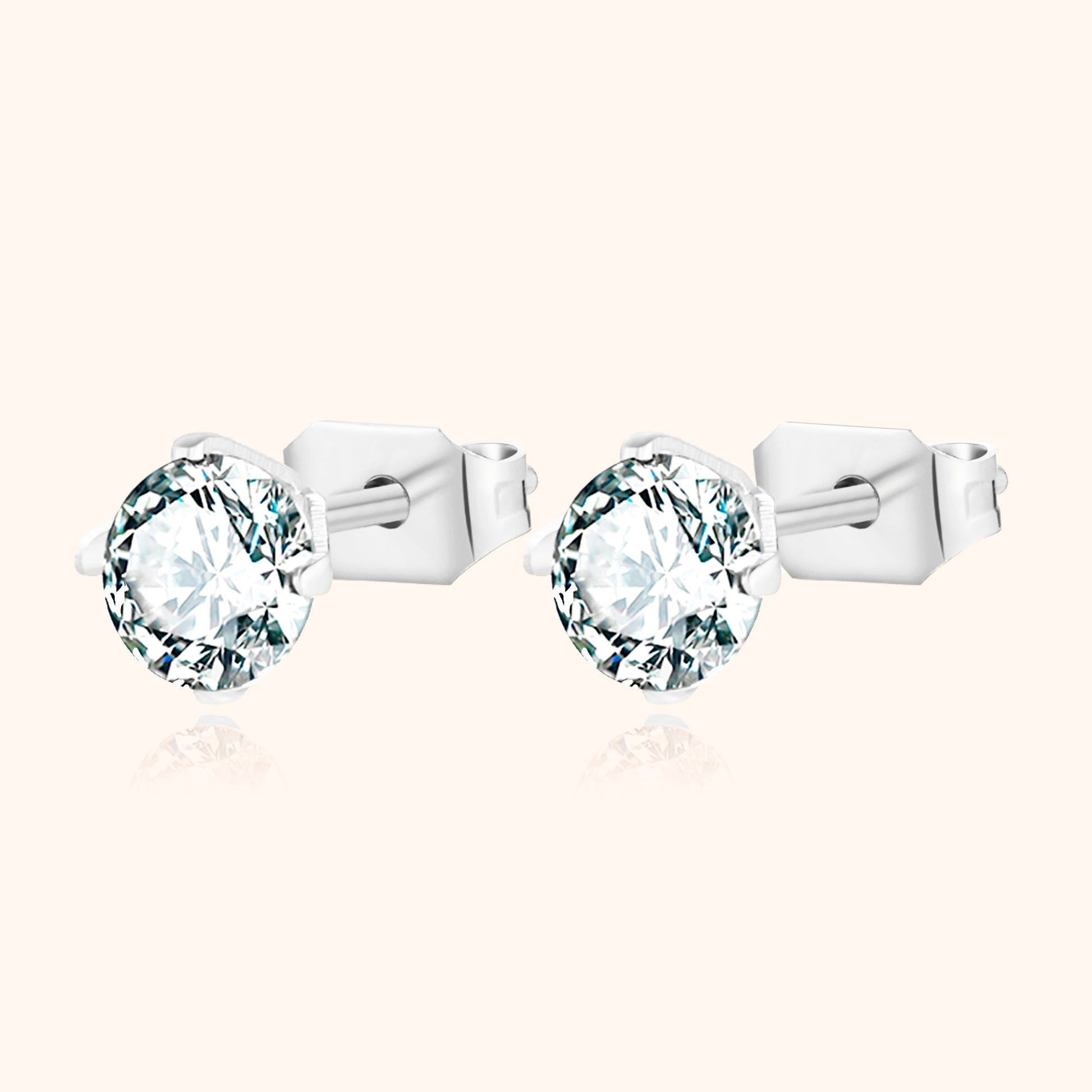 Silberne Ohrstecker mit klaren Zirkonia-Steinen, eleganter Schmuck, Damen-Accessoire.