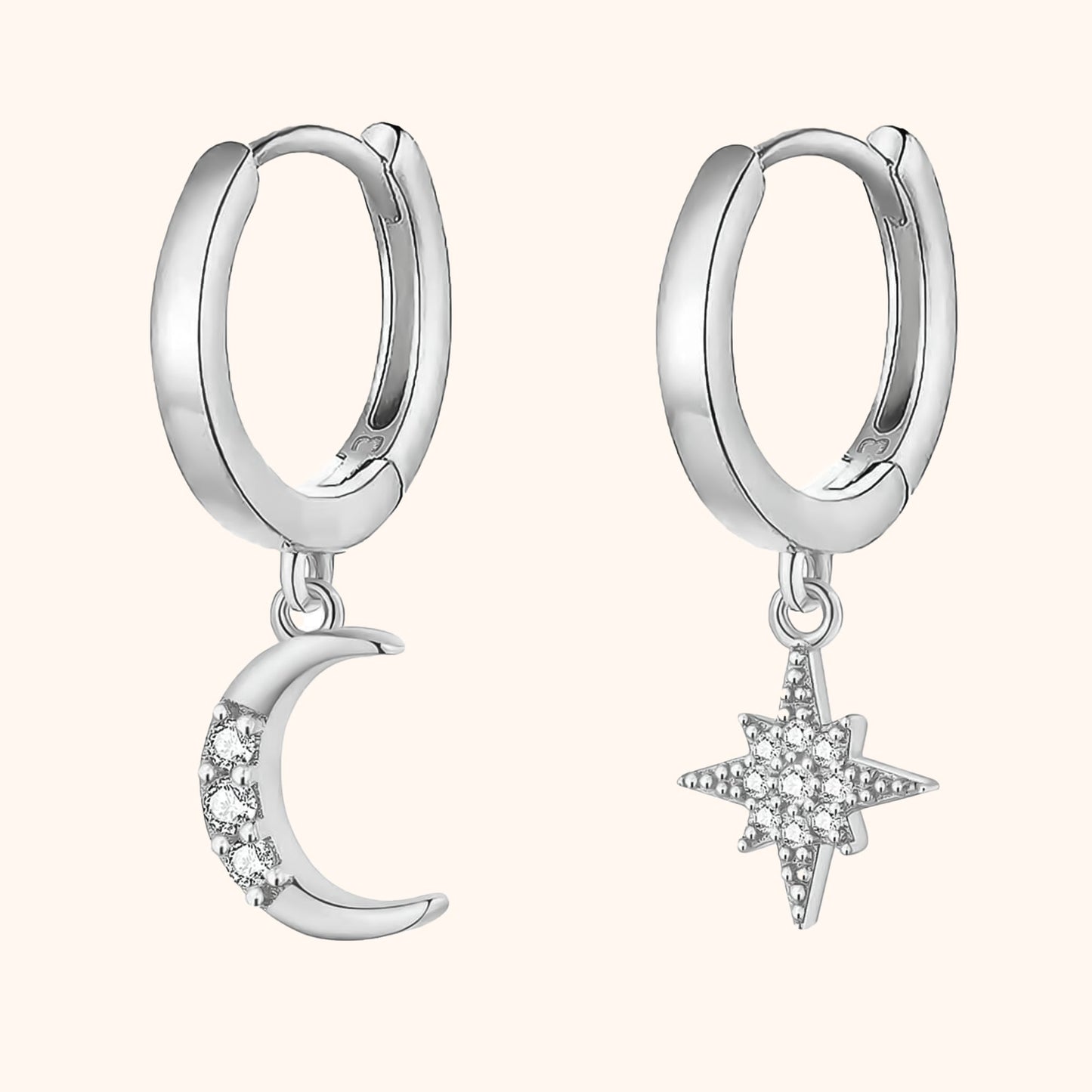 Silberne Creolen mit Zirkonia-Mond und Sternanhänger, eleganter Schmuck für Damen.