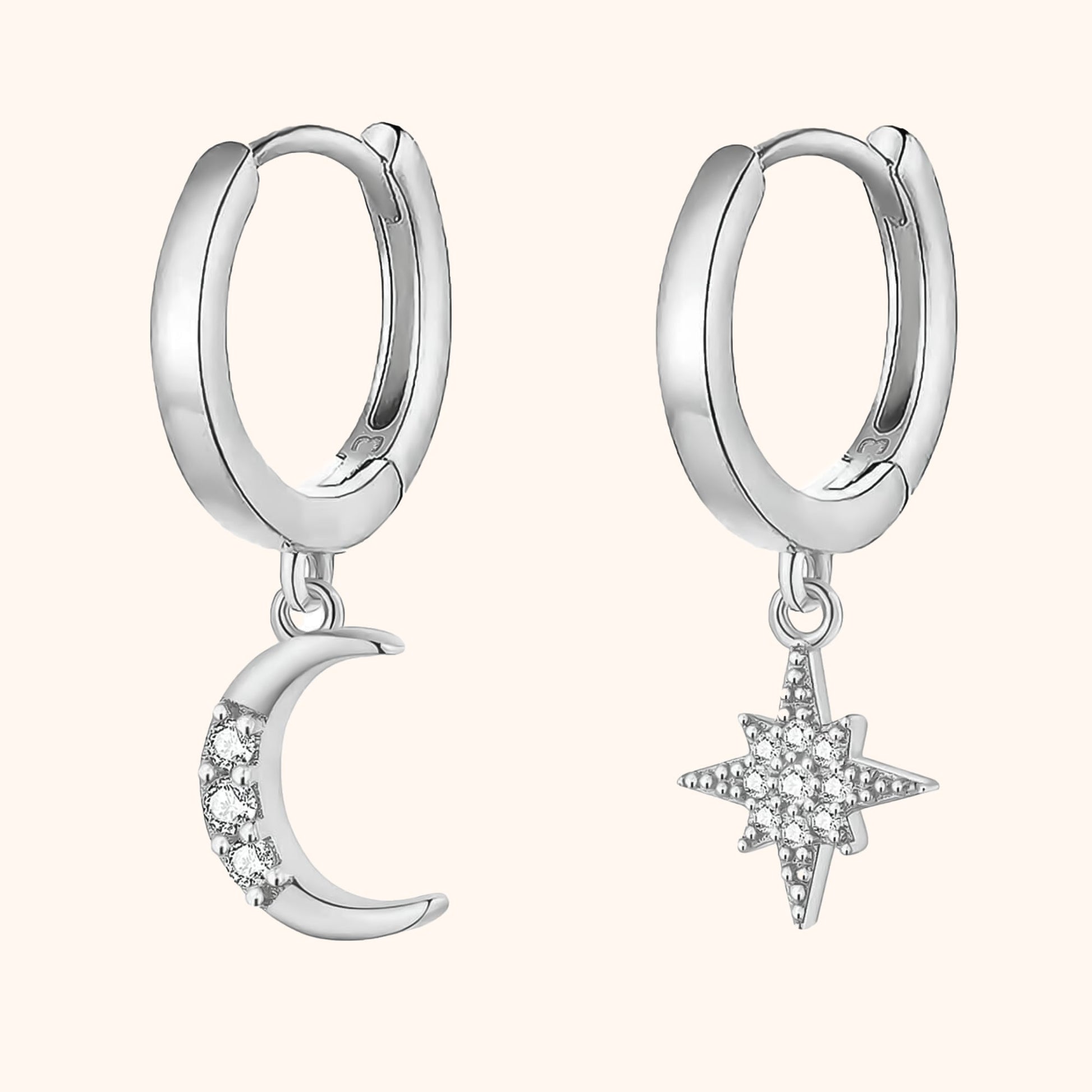 Silberne Creolen mit Zirkonia-Mond und Sternanhänger, eleganter Schmuck für Damen.