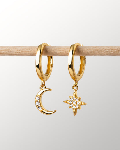 Goldene Creolen mit Mond- und Sternanhänger, Zirkonia, eleganter Schmuck, Damen-Ohrringe.