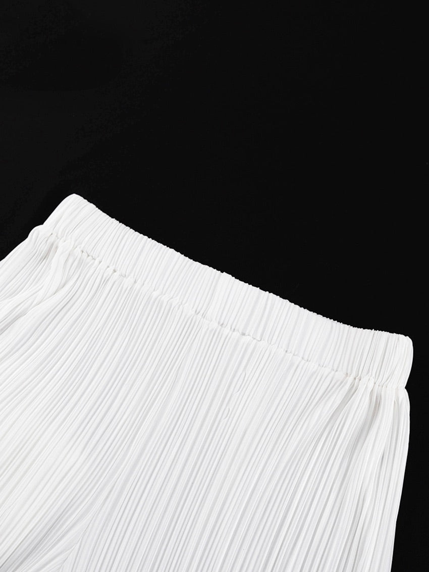 Weiße plissierte Hose, elastischer Bund, Damenmode, elegant, leicht, Sommerkleidung.
