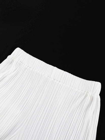 Weiße plissierte Hose, elastischer Bund, Damenmode, elegant, leicht, Sommerkleidung.