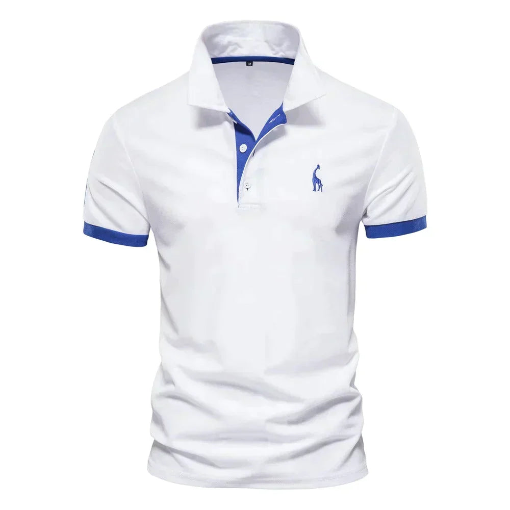 Vit kortärmad pikétröja framifrån med blå kantdetaljer på krage, knapplist och ärmslut samt broderad blå giraff 3