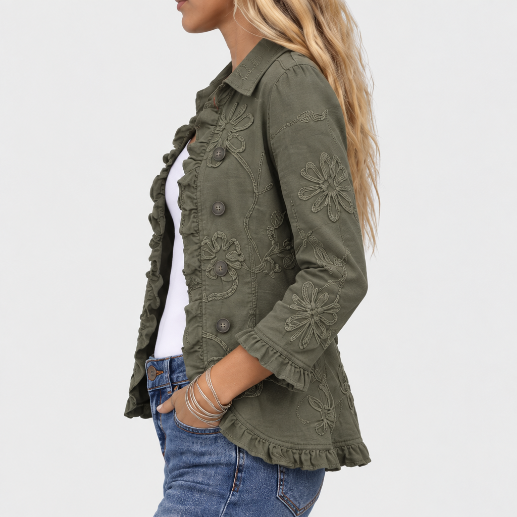 Jackan i profil på modellen, med broderade blommor på ärmen, knappslå och volang vid ärmslut och nederkant. 4