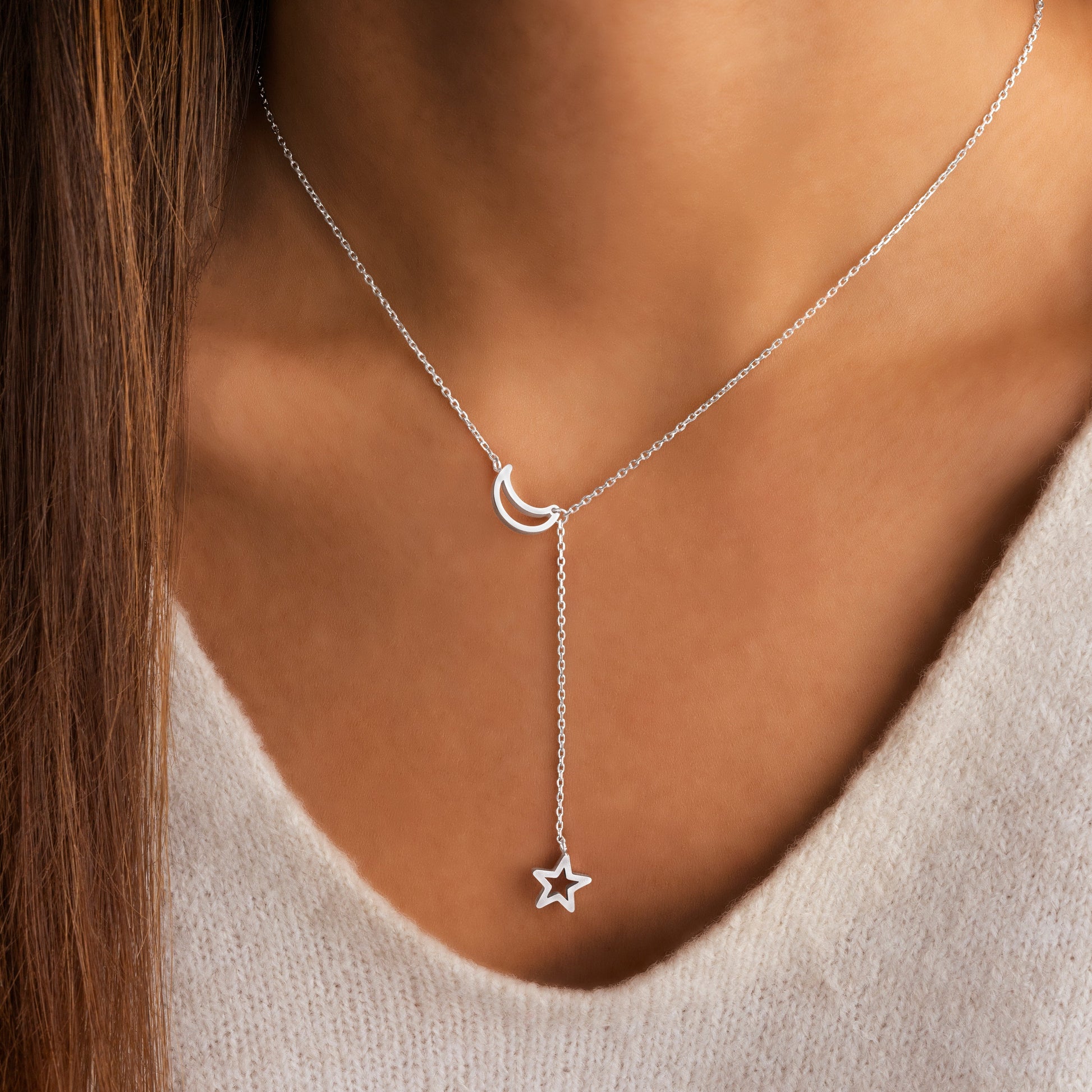 Silberne Halskette mit Mond- und Sternanhänger, Damenmode, eleganter Schmuck, Geschenkidee.