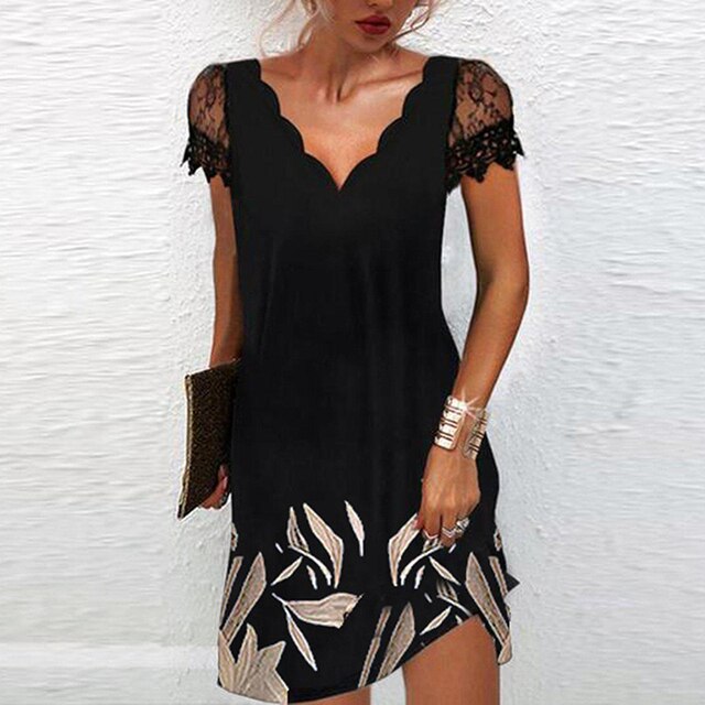 Schwarzes Damenkleid mit V-Ausschnitt, Spitzenärmeln und Blattmuster, elegant und sommerlich.