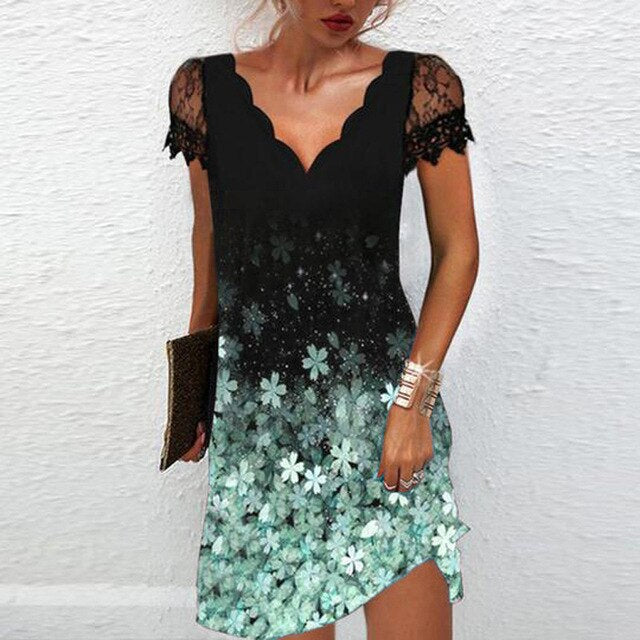 Frau in schwarzem V-Ausschnitt-Kleid mit Spitzenärmeln und Blumenmuster, Sommermode.
