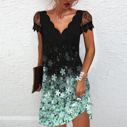 Frau in schwarzem V-Ausschnitt-Kleid mit Spitzenärmeln und Blumenmuster, Sommermode.