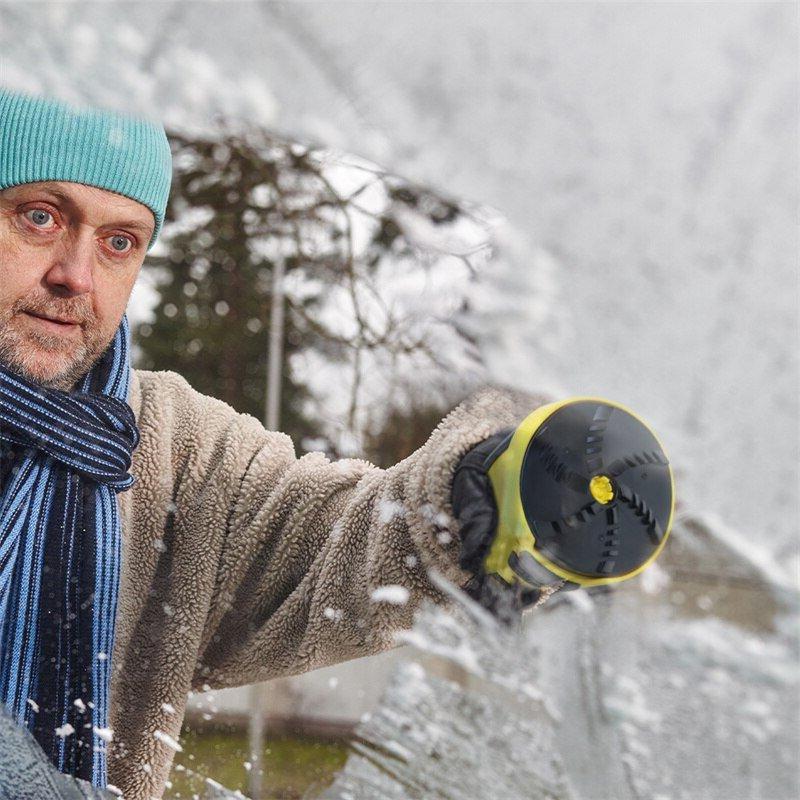 Man i mössa och halsduk håller isskrapan med den roterande undersidan mot kameran 3