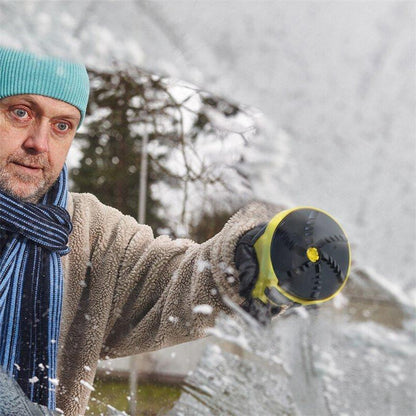 Man i mössa och halsduk håller isskrapan med den roterande undersidan mot kameran 3