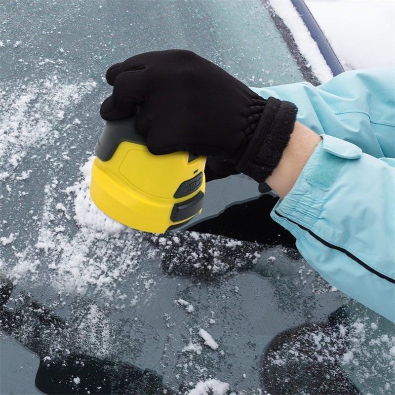 Handskbeklädd hand skrapar snö och is från bilruta med den gula skrapan 4