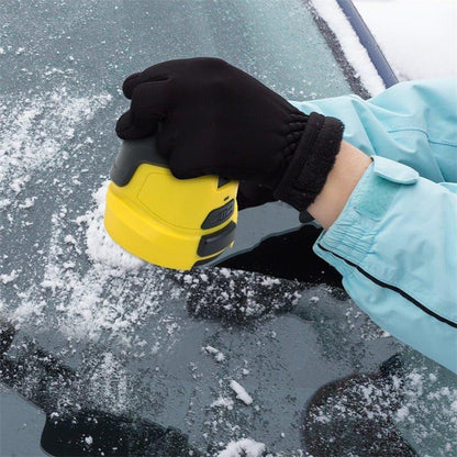 Handskbeklädd hand skrapar snö och is från bilruta med den gula skrapan 4