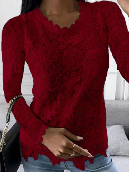 Frau in roter Spitzenbluse, V-Ausschnitt, langärmlig, modisch, elegant, Damenmode, Wohnzimmer.