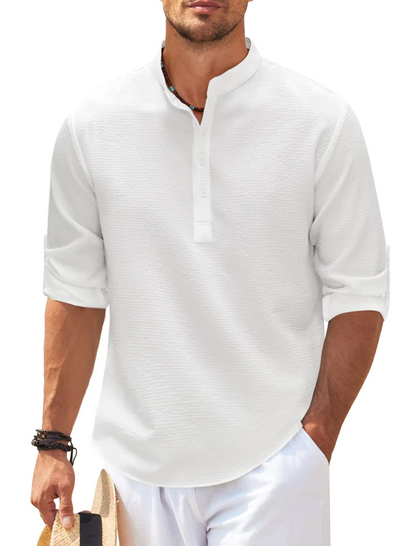 Mann in weißem Leinenhemd mit Stehkragen, lässiger Sommerlook, Mode für Herren.