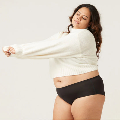 Frau in schwarzem Slip und weißem Pullover, bequeme Damenunterwäsche, Plus-Size-Mode.