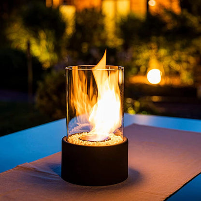 Glas-Feuerstelle mit Flamme, Tischdekoration, Outdoor, modern, schwarz, stimmungsvoll, Nacht.