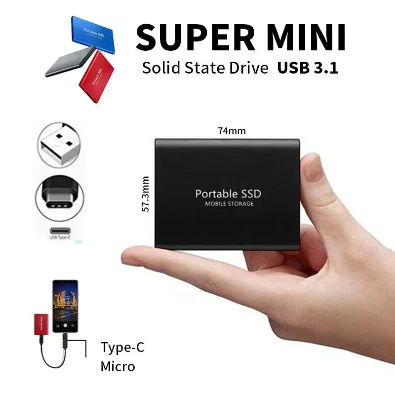Svart SSD-enhet hållen i en hand för att visa den lilla storleken, med mått, USB-kontakter och en röd enhet kopplad till en telefon. 3