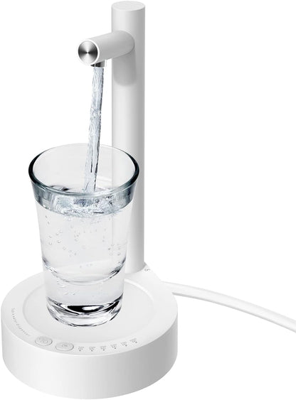 Weißer Wasserfilter mit Glas, modernes Design, Tischgerät, Wasseraufbereitung, Küche.