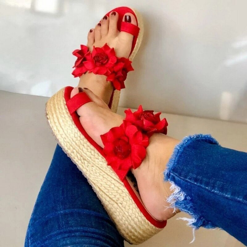 Rote Damensandalen mit Blumen, Plateau, Sommermode, Freizeitschuhe, Strohsandalen.
