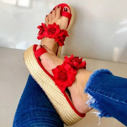 Rote Damensandalen mit Blumen, Plateau, Sommermode, Freizeitschuhe, Strohsandalen.